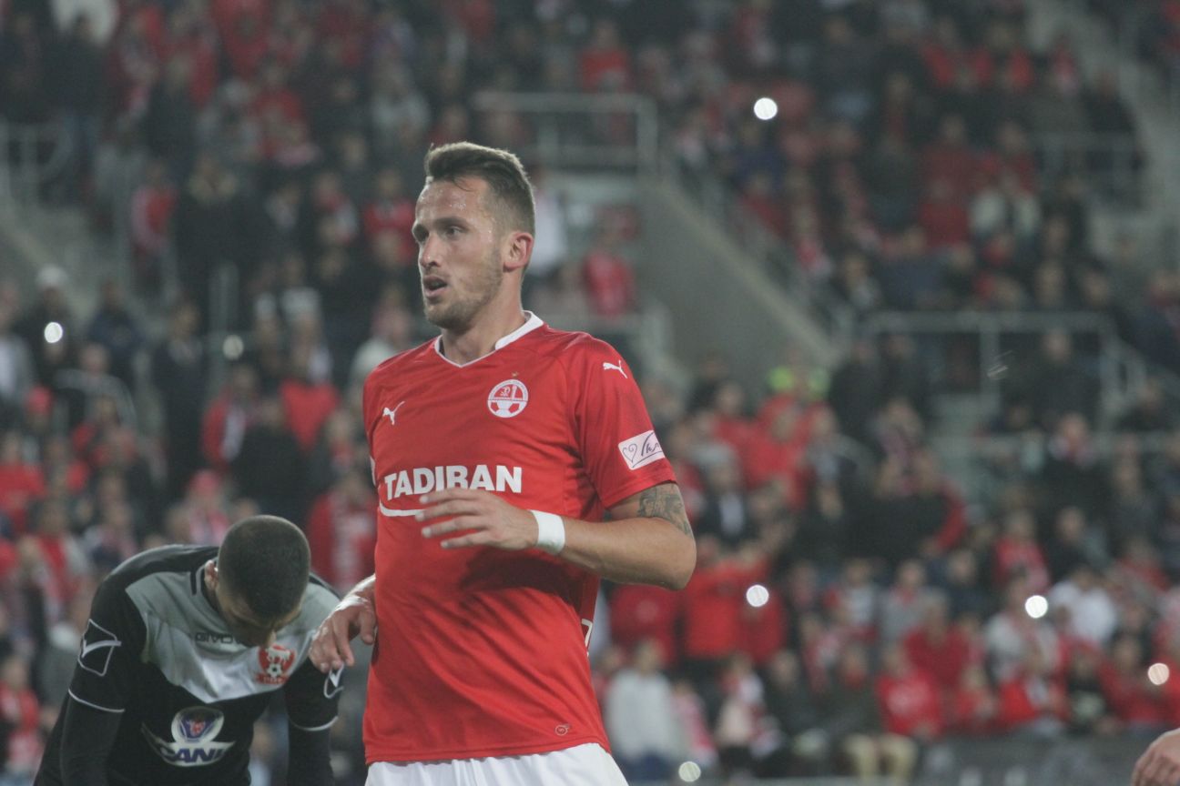 תומאש פקהארט אחרי שכבש את השני. סכנין מרכינה ראש (צילום: בן בודה)